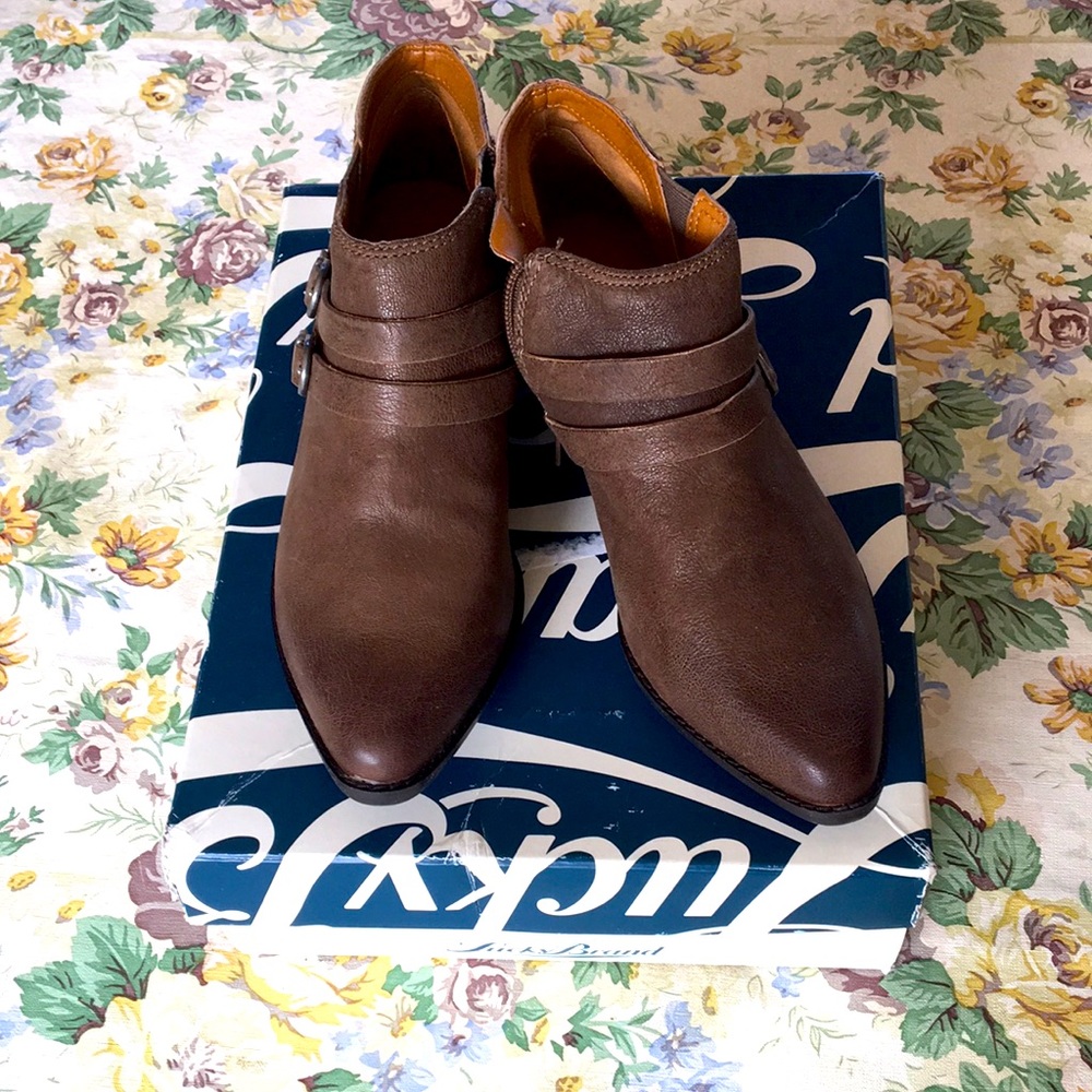 Lucky brand booties with zip back brown new in box
